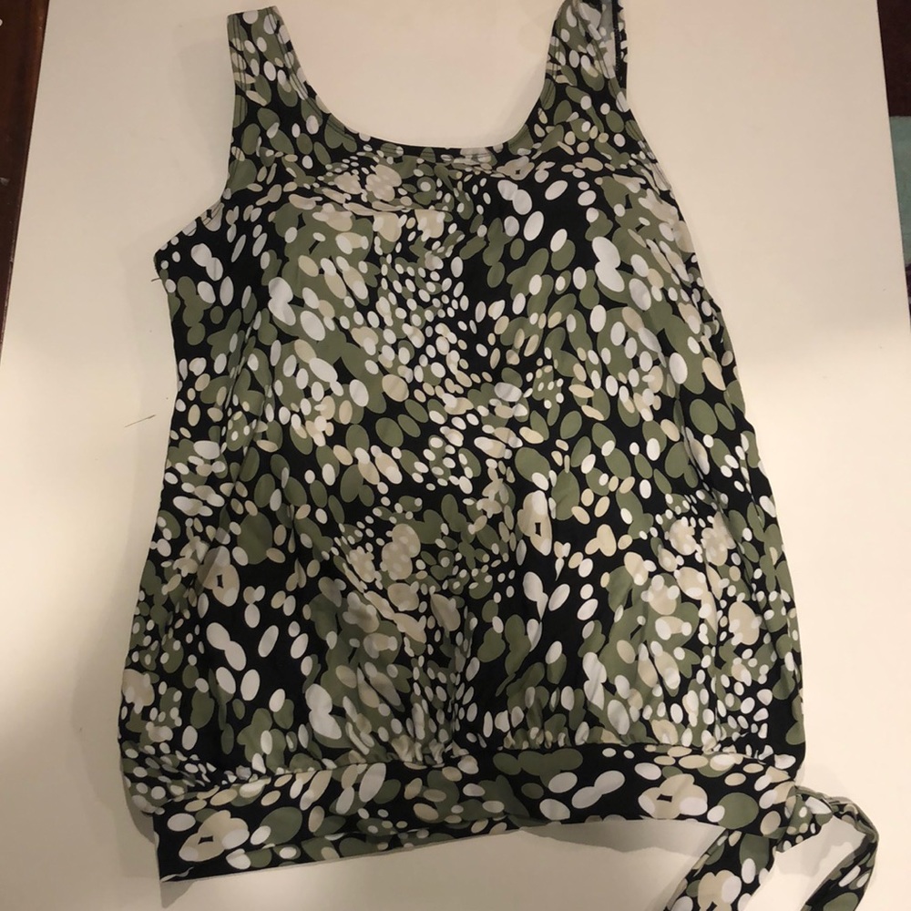 Figure flattering Swim Top Women’s Large